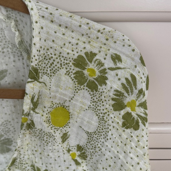 Like new Urban Outfitters Floral Green and White Women's Top - Picture 3 of 7